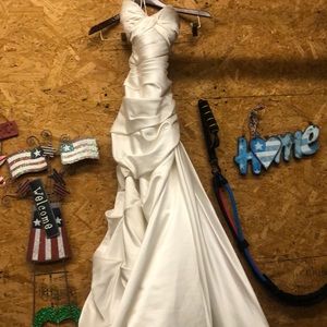 Never been worn, would be beautiful for any bride